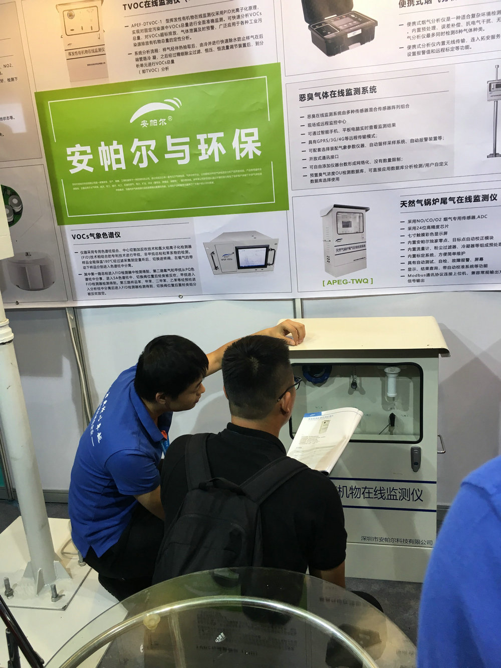 工程師為客戶做產(chǎn)品講解，客戶非常感興趣，觸摸安帕爾的產(chǎn)品